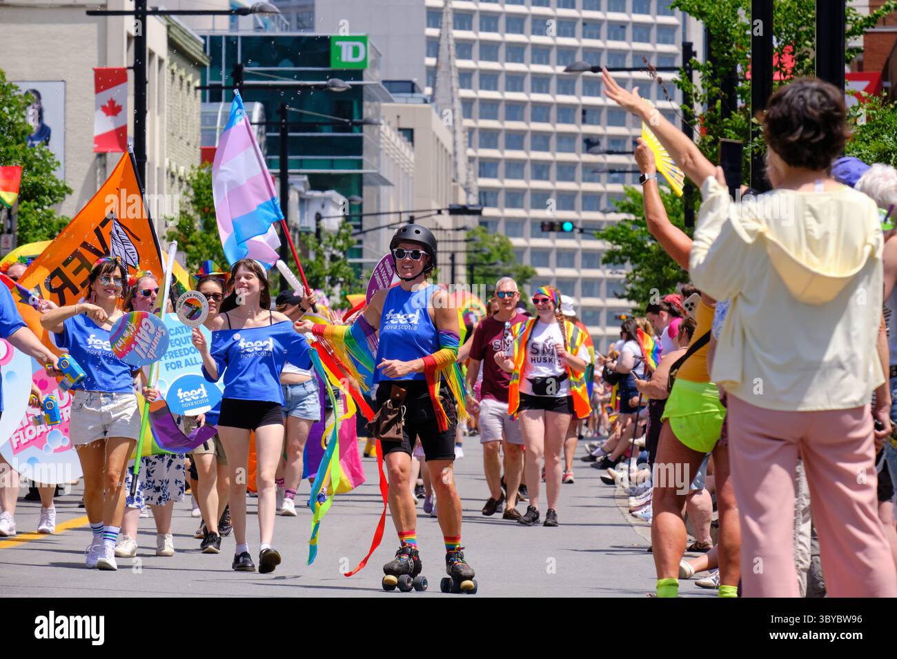 Halifax, Nouvelle-Écosse, Canada. 19 juillet 2025. Les participants à la parade de la fierté d'Halifax de 2025 descendent Spring Garden Road, avec une grande foule d'acclamations. Crédit : meanderingemu/Alamy Live News Banque D'Images