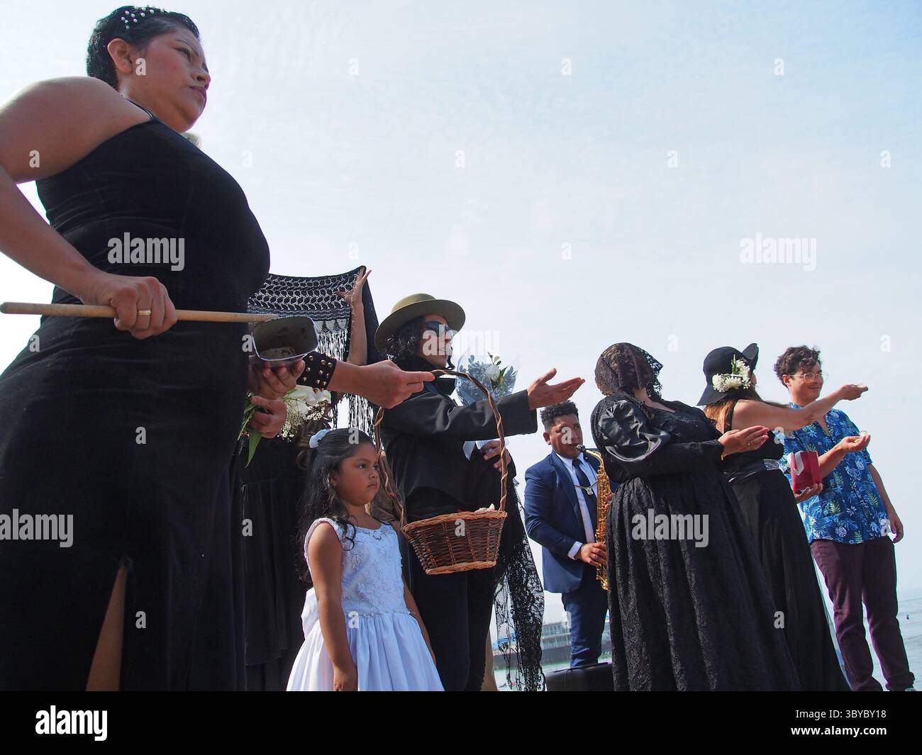 19 février 2022, Lima, Lima, Pérou : dans le cadre d’une action de protestation contre la marée noire de Repsol qui a provoqué une catastrophe écologique sur les côtes de Lima et El Callao, un groupe de militants a organisé une cérémonie de mariage avec la mer sur la plage de Makaha à Lima. Le 15 janvier, plus de 10 000 barils de pétrole ont été déversés en mer à la raffinerie de la Pampilla exploitée par Repsol, une compagnie pétrolière espagnole, générant l’une des plus grandes catastrophes écologiques au Pérou. (Crédit image : © Carlos Garcia Granthon/ZUMA Press Wire) Banque D'Images