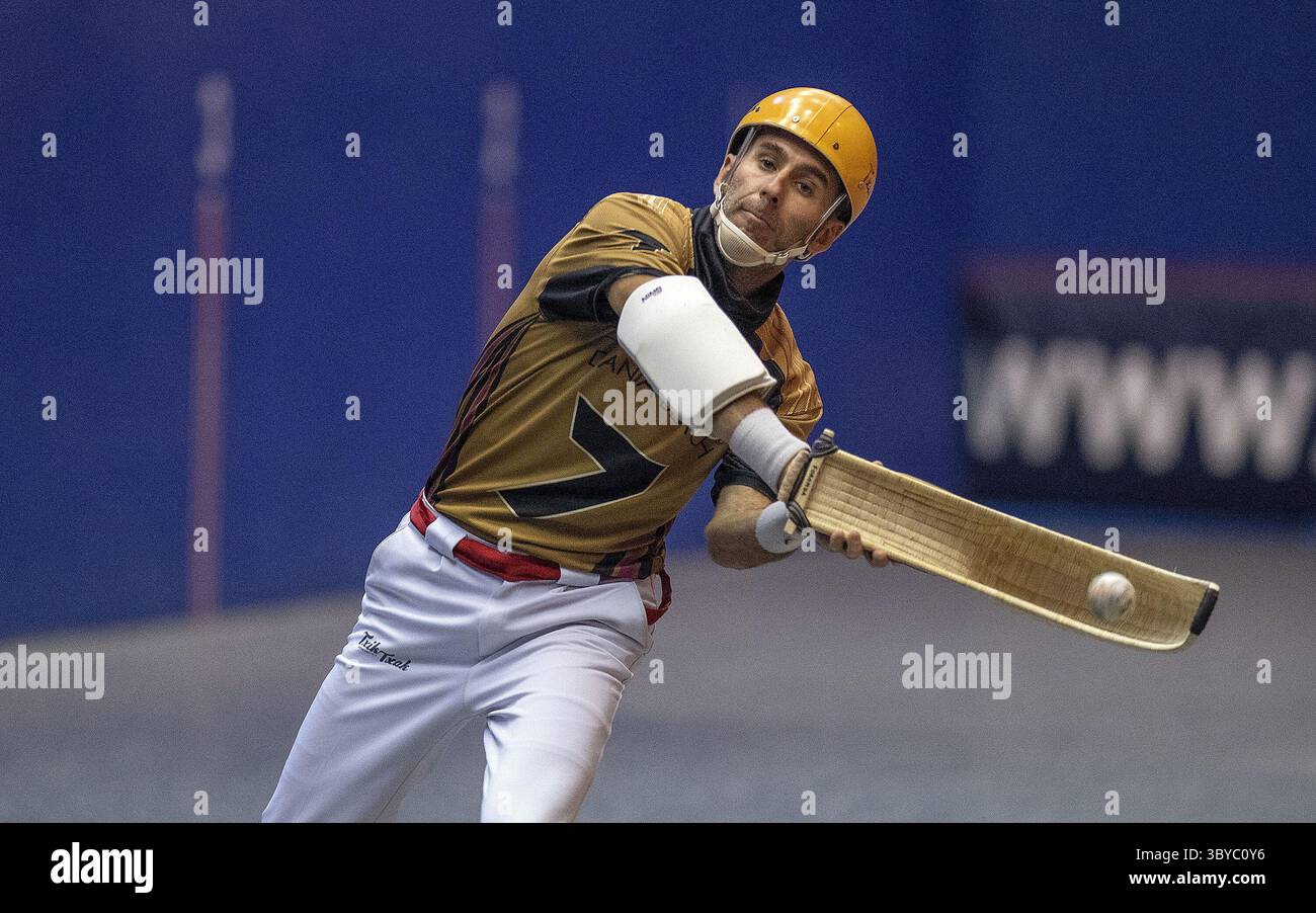 19 février 2022 : les joueurs de JAI alai s'affrontent dans un match nocturne, mercredi 24 novembre 2021 au Casino @ Dania Beach. La saison régulière de JAI Alai a été écourtée en novembre dernier, mais les propriétaires de casino disent qu'elle revient en tournoi d'exposition en avril et dans une saison parimutuelle abrégée de huit semaines plus tard dans l'année. (Crédit image : © Michael Laughlin/South Florida Sun-Sentinel/TNS via ZUMA Press Wire) Banque D'Images