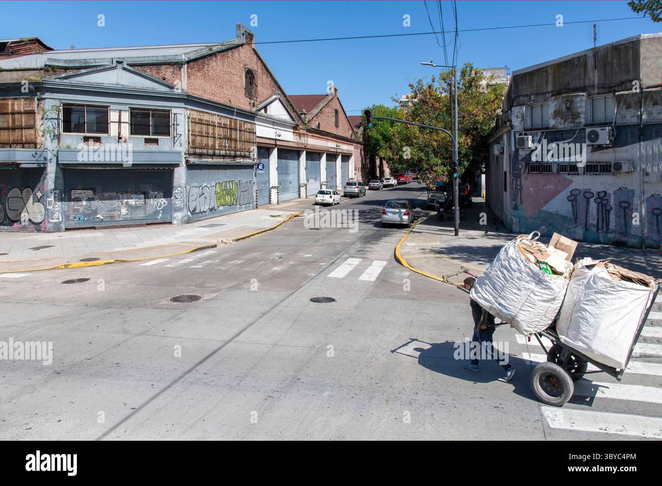 Buenos Aires, Argentine-23 mars 2024 ; homme tirant un chariot dans l'une des rues de la ville tout en ramassant les vieux papiers et cartons Banque D'Images