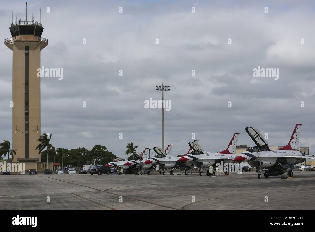 15 décembre 2021, Homestead, FL, États-Unis : la base de réserve aérienne de Homestead en Floride, vue ici en 2016, a été évacuée mercredi soir, 15 décembre 2021, après qu'une bombe serait tombée d'un avion de chasse F-16 alors qu'il était encore au sol. (Crédit image : © Matias J. Ocner/Miami Herald/TNS via ZUMA Press Wire) Banque D'Images