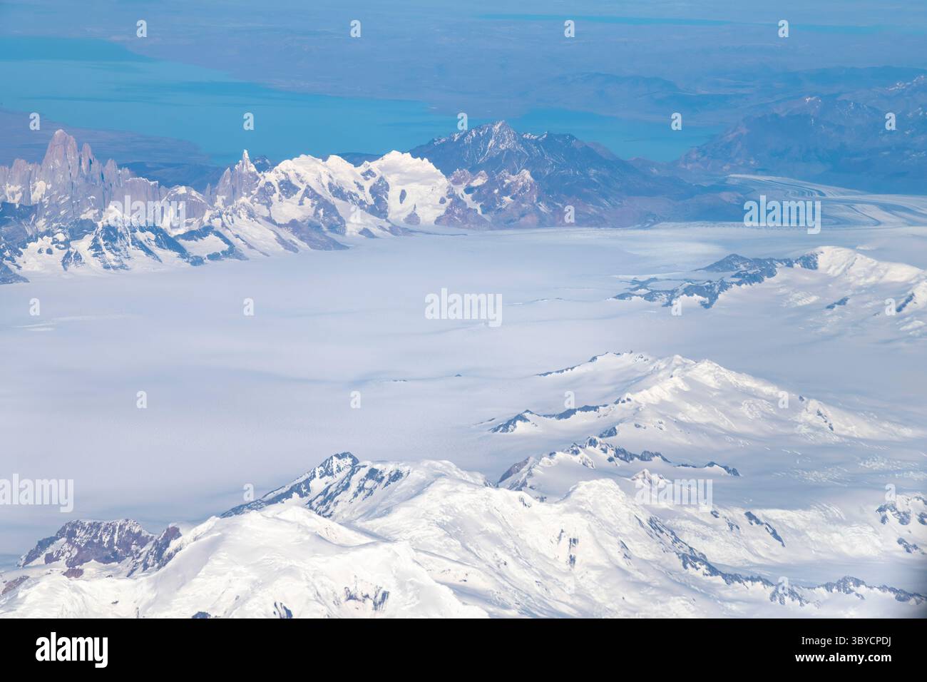 Vue aérienne du champ de glace sud de Patagonie situé dans les Andes sud de Patagonic entre le Chili et l'Argentine avec des montagnes, des lacs et des glaciers Banque D'Images