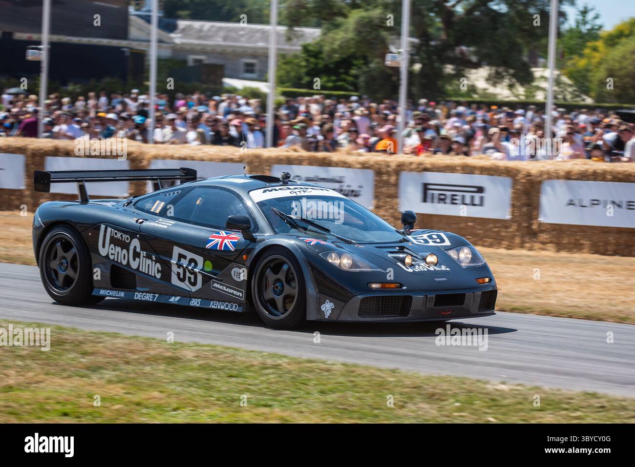 Voiture de course McLaren F1 GTR 1995 gravissant la piste de montée de colline lors du Goodwood Festival of Speed 2025 Motorsport and Motoring Event Banque D'Images