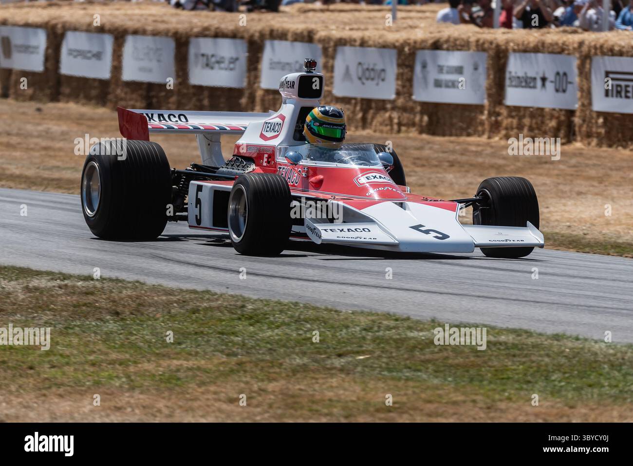 Voiture de formule 1 McLaren M23 1974 gravissant la piste de montée en pente au Goodwood Festival of Speed 2025 Banque D'Images