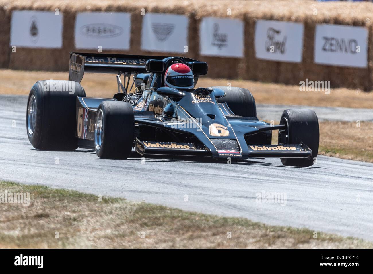 Voiture de formule 1 Lotus 78 remontant la piste de montée de colline lors du Goodwood Festival of Speed 2025 Motorsport and Motoring Event Banque D'Images