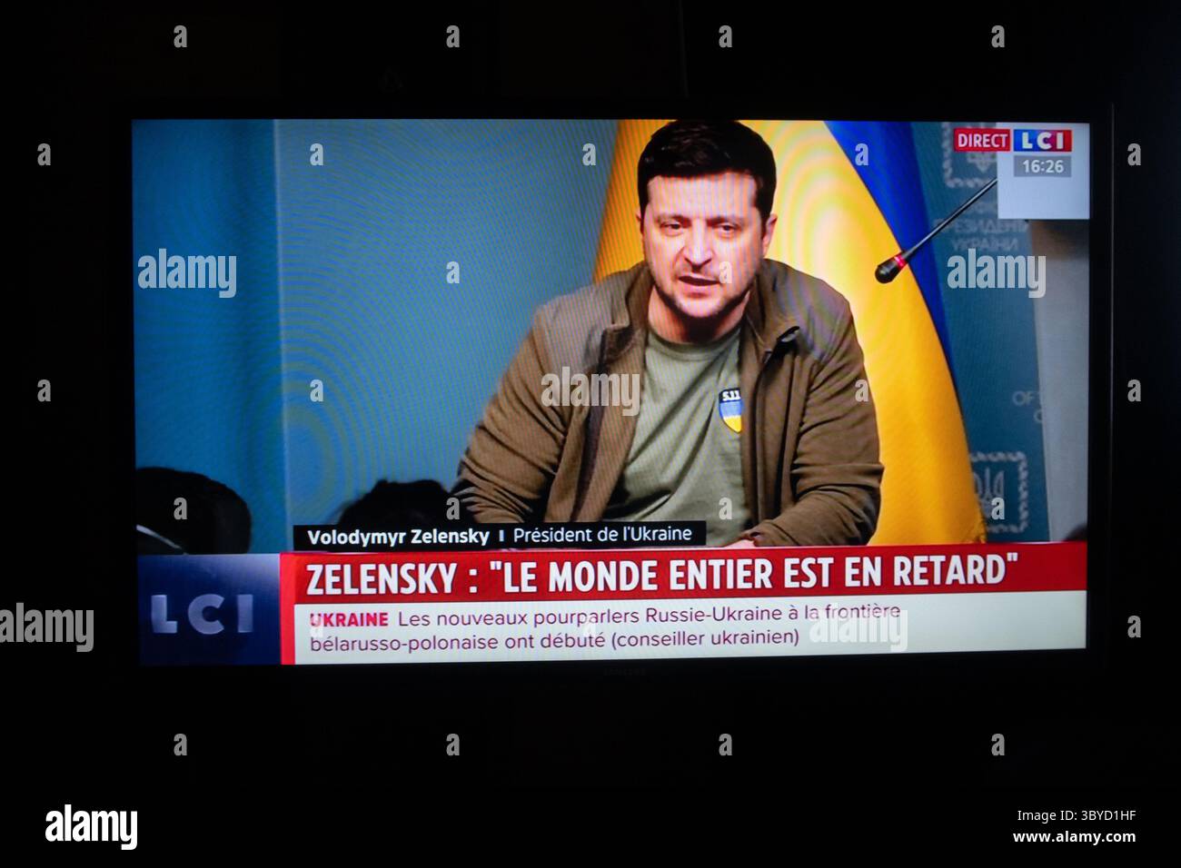 3 mars 2022, Courchevel, France : Volodymyr Oleksandrovych Zelenskyy est un homme politique ukrainien, ancien acteur et comédien qui est le sixième et actuel président de l'Ukraine, première conférence de presse après la guerre de l'Ukraine avec la Russie, transcripton de la télévision française. (Crédit image : © Courtesy LCI/ZUMA Press Wire) Banque D'Images