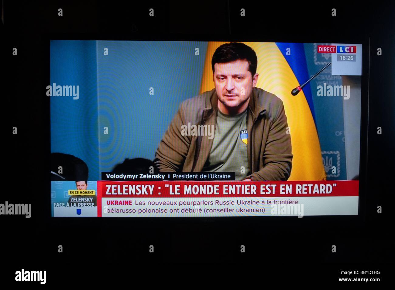 3 mars 2022, Courchevel, France : Volodymyr Oleksandrovych Zelenskyy est un homme politique ukrainien, ancien acteur et comédien qui est le sixième et actuel président de l'Ukraine, première conférence de presse après la guerre de l'Ukraine avec la Russie, transcripton de la télévision française. (Crédit image : © Courtesy LCI/ZUMA Press Wire) Banque D'Images