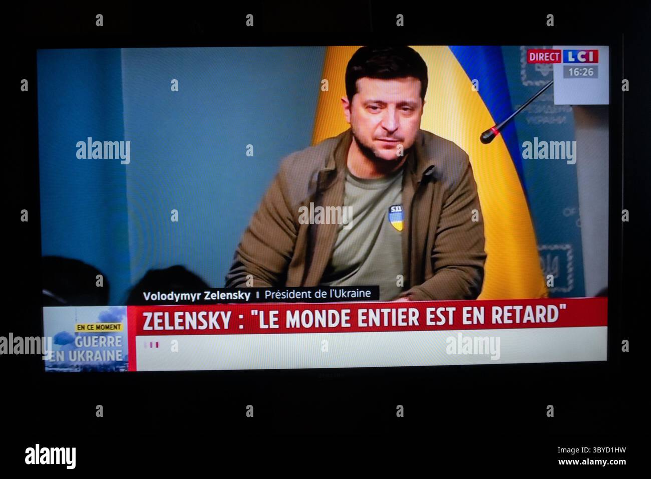 3 mars 2022, Courchevel, France : Volodymyr Oleksandrovych Zelenskyy est un homme politique ukrainien, ancien acteur et comédien qui est le sixième et actuel président de l'Ukraine, première conférence de presse après la guerre de l'Ukraine avec la Russie, transcripton de la télévision française. (Crédit image : © Courtesy LCI/ZUMA Press Wire) Banque D'Images