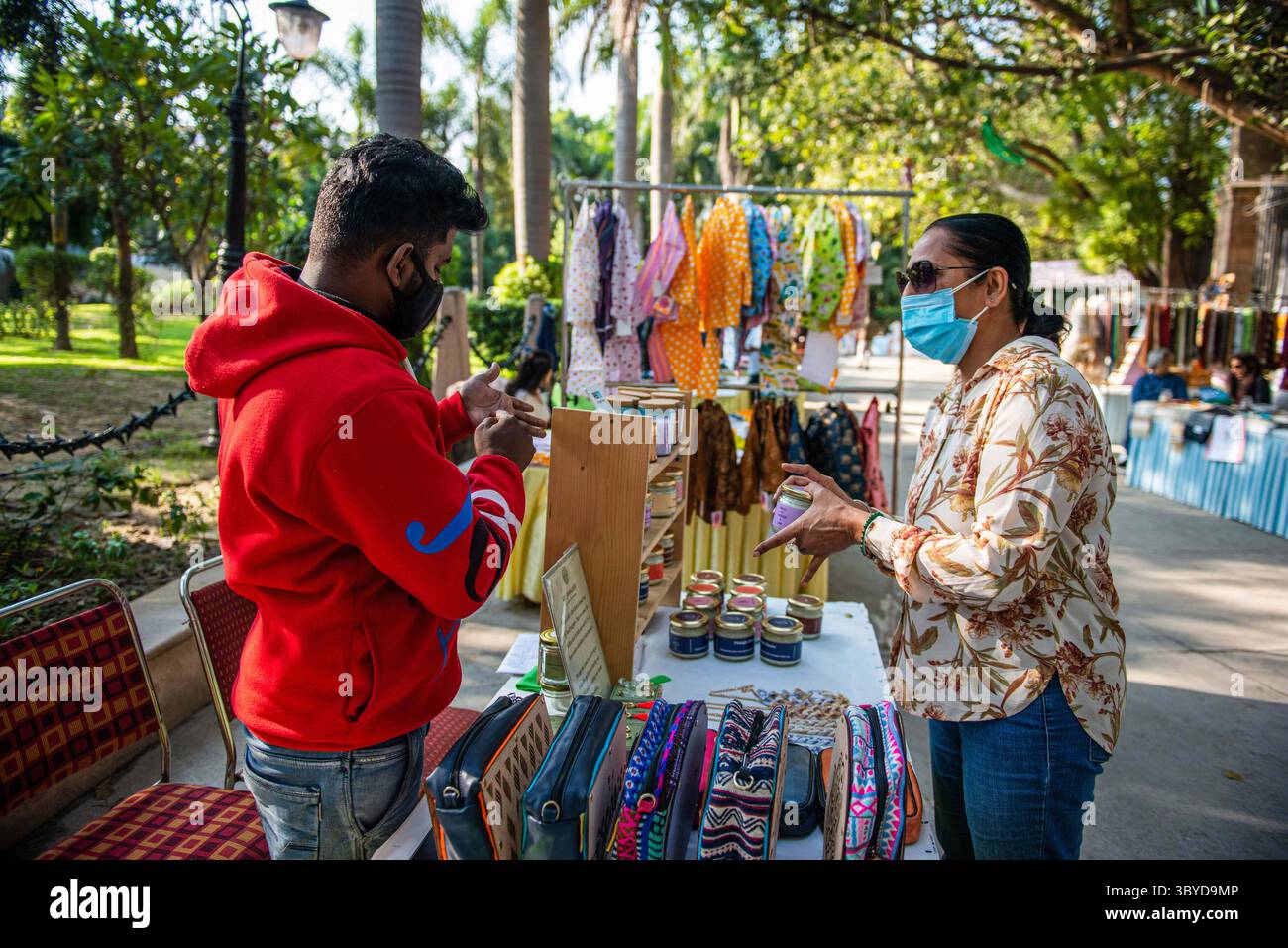 27 février 2022, New Delhi, Inde : une femme achète une bougie parfumée à un commerçant sourd et muet lors d’un marché dominical organisé par Bikaner House Management Society à New Delhi. Le gouvernement de Delhi a levé toutes les restrictions COVID-19 le 26 2022 février en raison du nombre en baisse d’infections à coronavirus. (Crédit image : © Pradeep Gaur/SOPA images via ZUMA Press Wire) Banque D'Images
