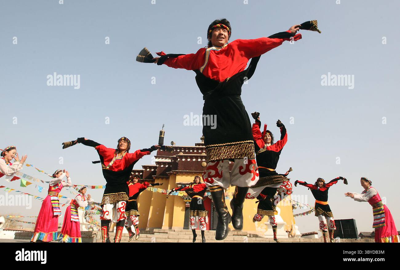 15 mars 2009, PÉKIN, CHINE : artistes chinois, en location, travail à une réplique d'un temple d'autel à Lhassa, Tibet qui représente une partie des 56 groupes ethniques présentés par les Chinois Han au Musée des nationalités chinoises, ou Parc culturel ethnique chinois de Pékin, 15 mars 2009. La Chine a accusé le Congrès américain la semaine dernière de nuire aux relations et de s'ingérer dans les affaires intérieures de la Chine en adoptant une résolution reconnaissant le sort du peuple tibétain et de son chef spirituel en exil, le Dalaï Lama. (Crédit image : © Stephen Shaver/ZUMA Press Wire) Banque D'Images