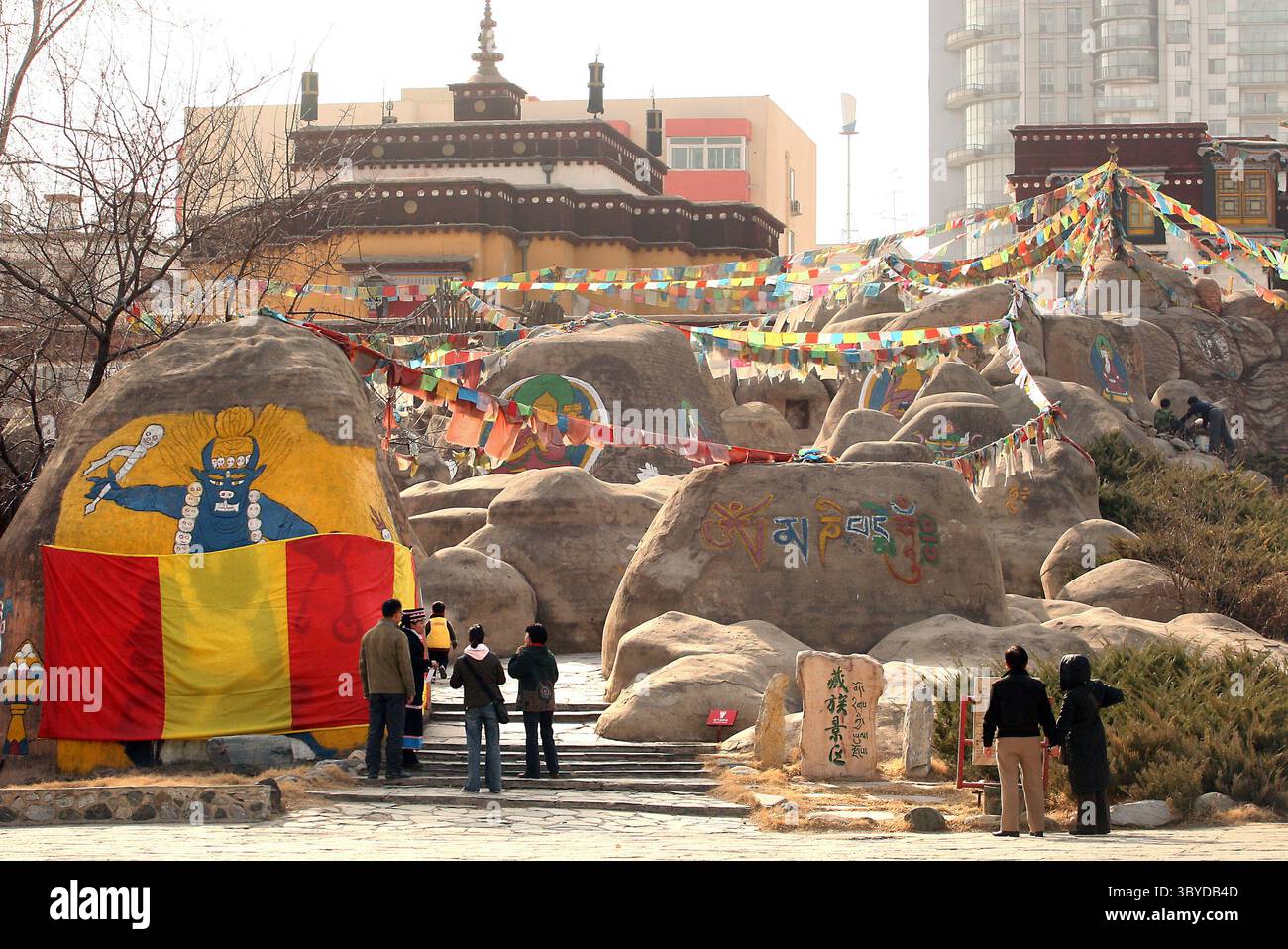 15 mars 2009, PÉKIN, CHINE : des touristes chinois et étrangers visitent une réplique d'un temple d'autel à Lhassa, au Tibet, qui représente une partie des 56 groupes ethniques présentés par les Chinois Han au Musée des nationalités chinoises, ou Parc culturel ethnique chinois de Pékin, 15 mars 2009. La Chine a accusé le Congrès américain la semaine dernière de nuire aux relations et de s'ingérer dans les affaires intérieures de la Chine en adoptant une résolution reconnaissant le sort du peuple tibétain et de son chef spirituel en exil, le Dalaï Lama. (Crédit image : © Stephen Shaver/ZUMA Press Wire) Banque D'Images