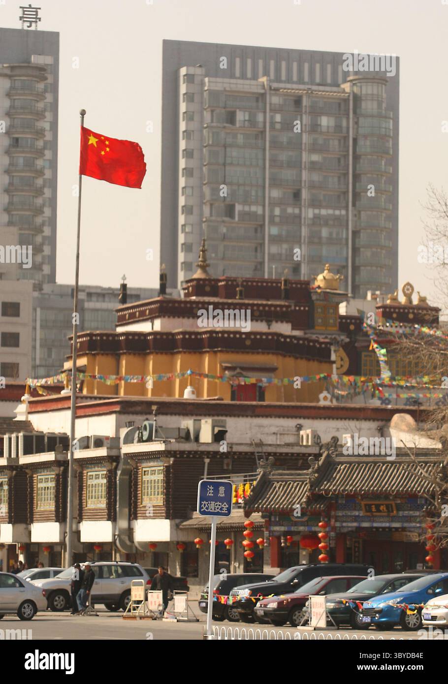 15 mars 2009, PÉKIN, CHINE : un drapeau chinois flotte au-dessus d'une réplique d'un temple d'autel à Lhassa, Tibet, qui représente une partie des 56 groupes ethniques présentés par les Chinois Han au Musée des nationalités chinoises, ou Parc culturel ethnique chinois de Pékin, 15 mars 2009. La Chine a accusé le Congrès américain la semaine dernière de nuire aux relations et de s'ingérer dans les affaires intérieures de la Chine en adoptant une résolution reconnaissant le sort du peuple tibétain et de son chef spirituel en exil, le Dalaï Lama. (Crédit image : © Stephen Shaver/ZUMA Press Wire) Banque D'Images