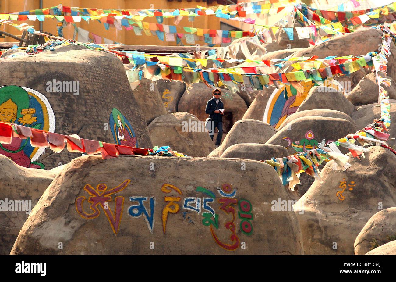 15 mars 2009, PÉKIN, CHINE : un touriste visite une réplique d'un temple d'autel à Lhassa, Tibet qui représente une partie des 56 groupes ethniques présentés par les Chinois Han au Musée des nationalités chinoises de Pékin, ou Parc culturel ethnique chinois, 15 mars 2009. La Chine a accusé le Congrès américain la semaine dernière de nuire aux relations et de s'ingérer dans les affaires intérieures de la Chine en adoptant une résolution reconnaissant le sort du peuple tibétain et de son chef spirituel en exil, le Dalaï Lama. (Crédit image : © Stephen Shaver/ZUMA Press Wire) Banque D'Images