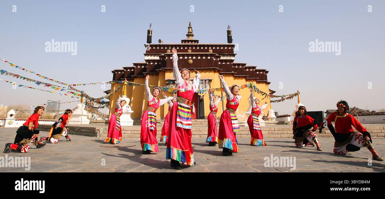 15 mars 2009, PÉKIN, CHINE : artistes chinois, en location, travail à une réplique d'un temple d'autel à Lhassa, Tibet qui représente une partie des 56 groupes ethniques présentés par les Chinois Han au Musée des nationalités chinoises, ou Parc culturel ethnique chinois de Pékin, 15 mars 2009. La Chine a accusé le Congrès américain la semaine dernière de nuire aux relations et de s'ingérer dans les affaires intérieures de la Chine en adoptant une résolution reconnaissant le sort du peuple tibétain et de son chef spirituel en exil, le Dalaï Lama. (Crédit image : © Stephen Shaver/ZUMA Press Wire) Banque D'Images