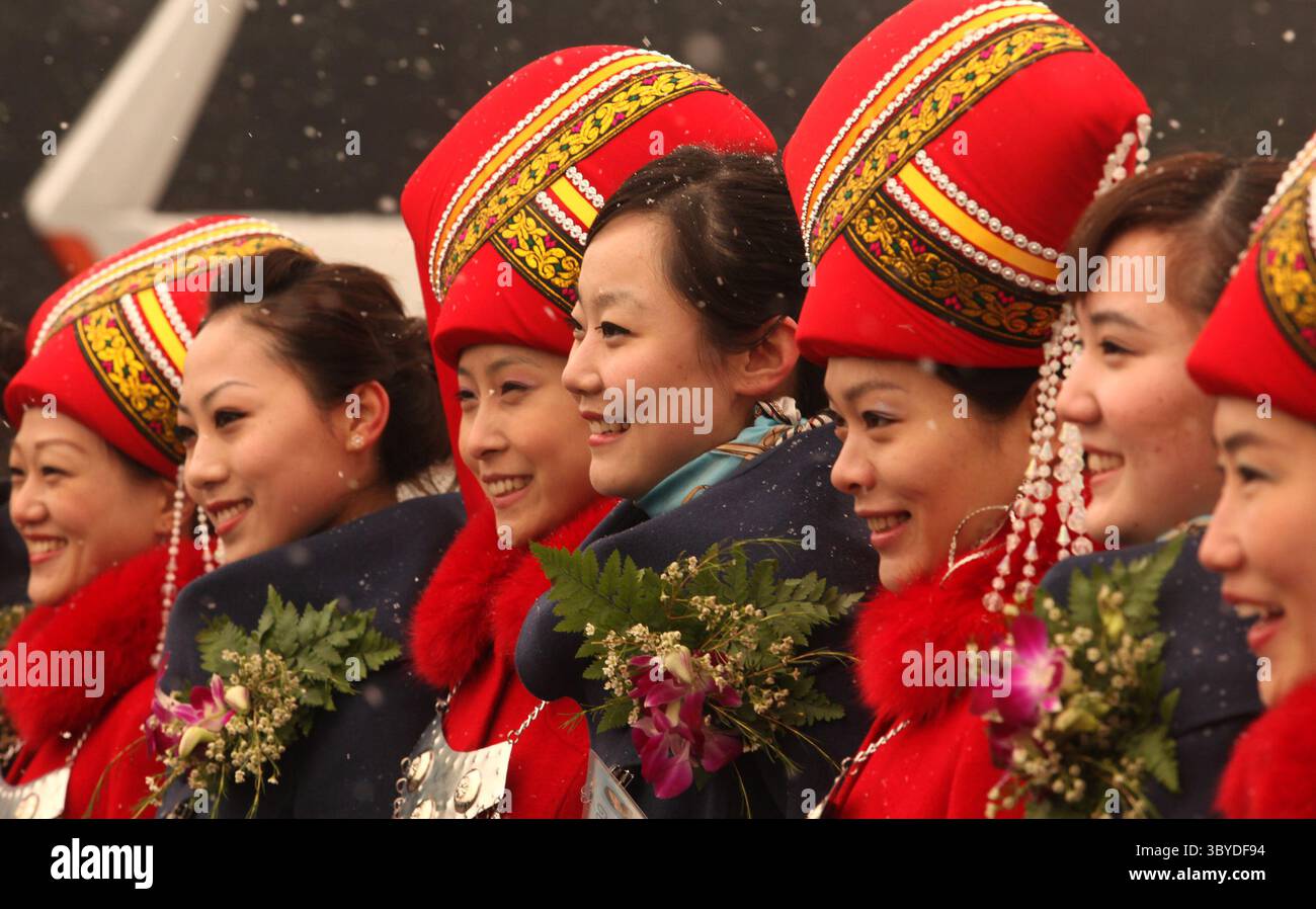 8 mars 2010, PÉKIN, CHINE : des hôtesses déléguées chinoises posent pour des photos sur une place Tiananmen enneigée alors que le Congrès national du peuple (NPC) de Chine se déroule chaque année au Grand Hall du peuple à Pékin le 8 mars 2010. L'ANP de la Chine discutera de la législation visant à protéger l'environnement, à promouvoir l'énergie verte et à assurer la stabilité sociale. (Crédit image : © Stephen Shaver/ZUMA Press Wire) Banque D'Images