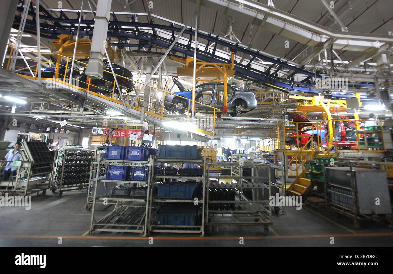 25 août 2010, CHONGQING, CHINE : des travailleurs chinois assemblent des voitures Ford et Volvo dans une usine d'assemblage automobile Chang'an Ford à Chongqing le 25 août 2010. Chang'an Ford est la coentreprise chinoise de Ford Motor Company. La Chine est le marché automobile le plus chaud en termes de nombre de véhicules vendus, et les constructeurs automobiles se tournent vers le pays pour générer des revenus dans un contexte de faible demande mondiale. (Crédit image : © Stephen Shaver/ZUMA Press Wire) Banque D'Images