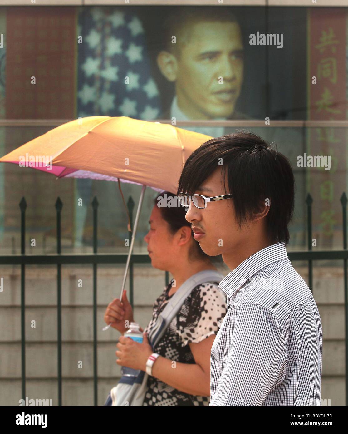 24 juillet 2010, PÉKIN, CHINE : les Chinois attendent devant la section des visas de l'ambassade américaine à Pékin le 24 juillet 2010. Un nombre croissant d'immigrants chinois aux États-Unis essaient d'obtenir le meilleur des deux mondes - la citoyenneté aux États-Unis pour son système social stable et un meilleur cadre de vie, et l'emploi en Chine avec son économie prospère, selon les médias d'État chinois. (Crédit image : © Stephen Shaver/ZUMA Press Wire) Banque D'Images