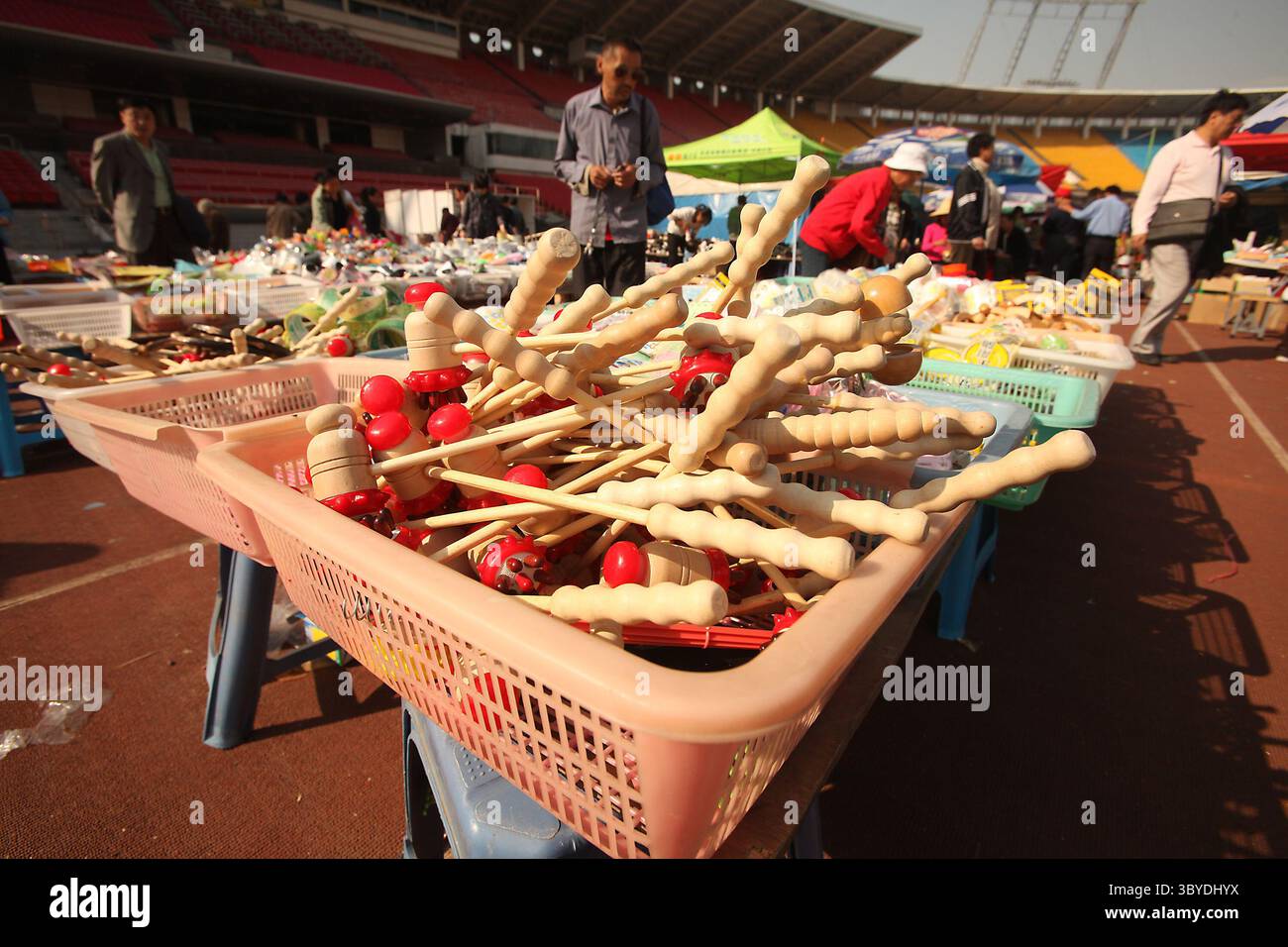 13 octobre 2010, PÉKIN, CHINE : les acheteurs chinois recherchent des offres bon marché sur un marché improvisé de vêtements de plein air et d'articles ménagers à Pékin le 13 octobre 2010. La Chine a enregistré son écart de revenu le plus important à l'échelle nationale l'année dernière depuis que le pays a lancé sa politique de réforme et d'ouverture en 1978. (Crédit image : © Stephen Shaver/ZUMA Press Wire) Banque D'Images