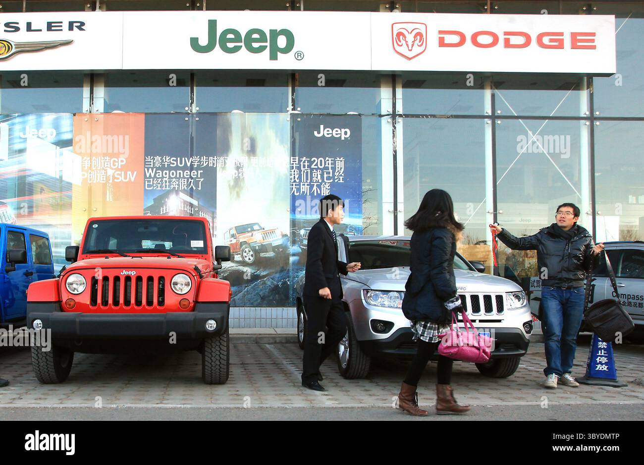 16 décembre 2011, PÉKIN, CHINE : un couple chinois fait un essai routier dans une Jeep américaine chez un concessionnaire à Pékin le 16 décembre 2011. La Chine imposera des droits punitifs allant jusqu'à 22 pour cent sur les grandes voitures et les VUS exportés des États-Unis, a déclaré le ministère chinois du commerce plus tôt cette semaine, le dernier d'une série de différends commerciaux entre les deux plus grandes économies du monde. (Crédit image : © Stephen Shaver/ZUMA Press Wire) Banque D'Images