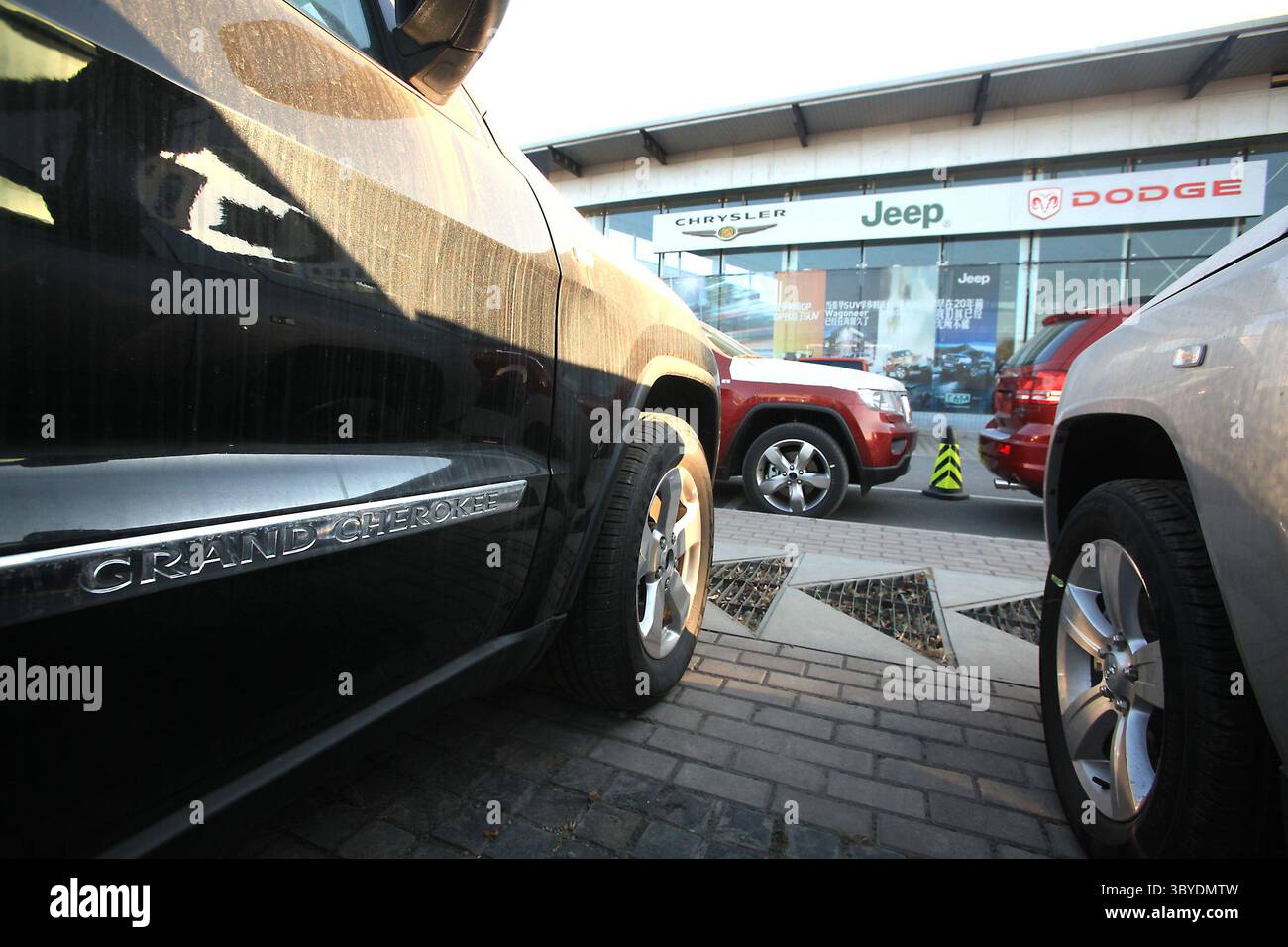 16 décembre 2011, PÉKIN, CHINE : Jeeps américaines assis devant une concession à Pékin 16 décembre 2011. La Chine imposera des droits punitifs allant jusqu'à 22 pour cent sur les grandes voitures et les VUS exportés des États-Unis, a déclaré le ministère chinois du commerce plus tôt cette semaine, le dernier d'une série de différends commerciaux entre les deux plus grandes économies du monde. (Crédit image : © Stephen Shaver/ZUMA Press Wire) Banque D'Images