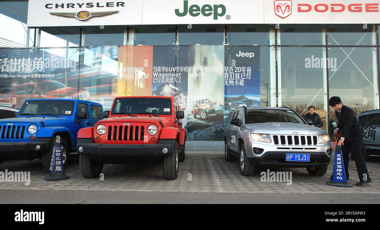 16 décembre 2011, PÉKIN, CHINE : un couple chinois fait un essai routier dans une Jeep américaine chez un concessionnaire à Pékin le 16 décembre 2011. La Chine imposera des droits punitifs allant jusqu'à 22 pour cent sur les grandes voitures et les VUS exportés des États-Unis, a déclaré le ministère chinois du commerce plus tôt cette semaine, le dernier d'une série de différends commerciaux entre les deux plus grandes économies du monde. (Crédit image : © Stephen Shaver/ZUMA Press Wire) Banque D'Images
