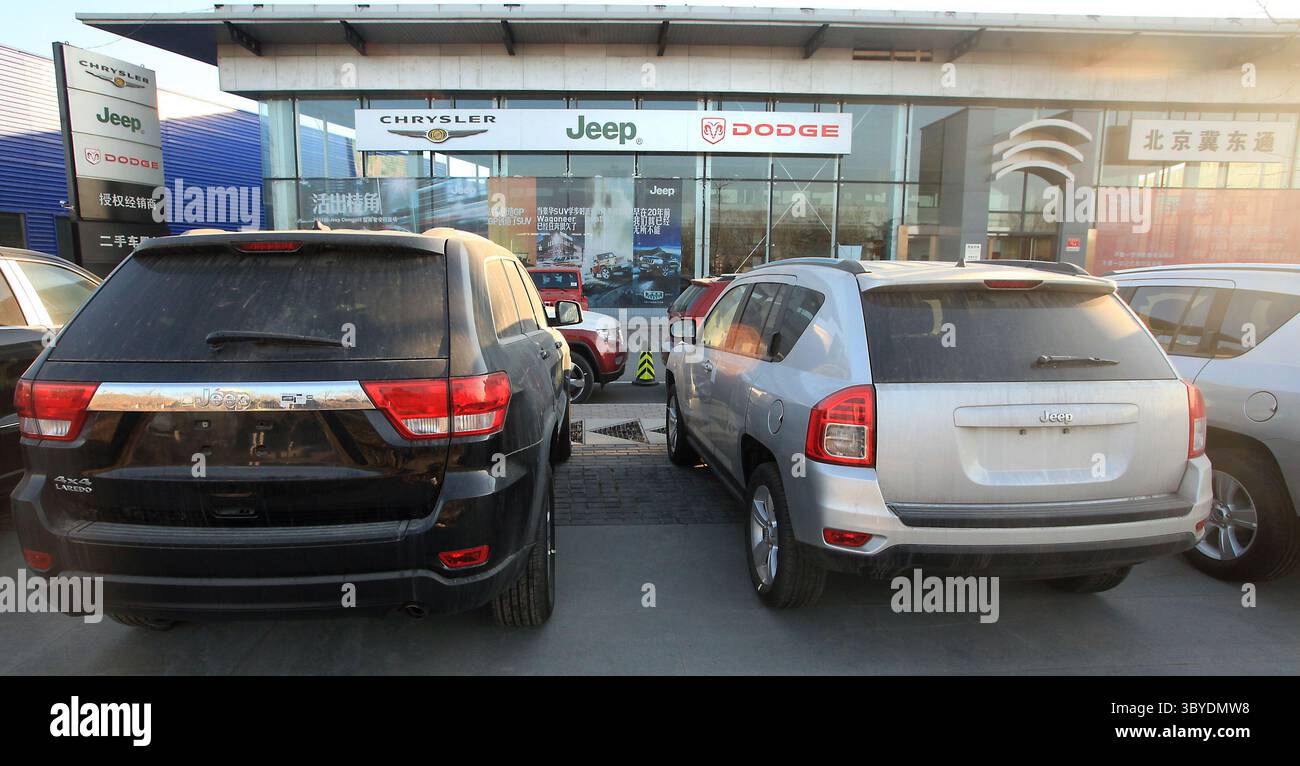 16 décembre 2011, PÉKIN, CHINE : Jeeps américaines assis devant une concession à Pékin 16 décembre 2011. La Chine imposera des droits punitifs allant jusqu'à 22 pour cent sur les grandes voitures et les VUS exportés des États-Unis, a déclaré le ministère chinois du commerce plus tôt cette semaine, le dernier d'une série de différends commerciaux entre les deux plus grandes économies du monde. (Crédit image : © Stephen Shaver/ZUMA Press Wire) Banque D'Images