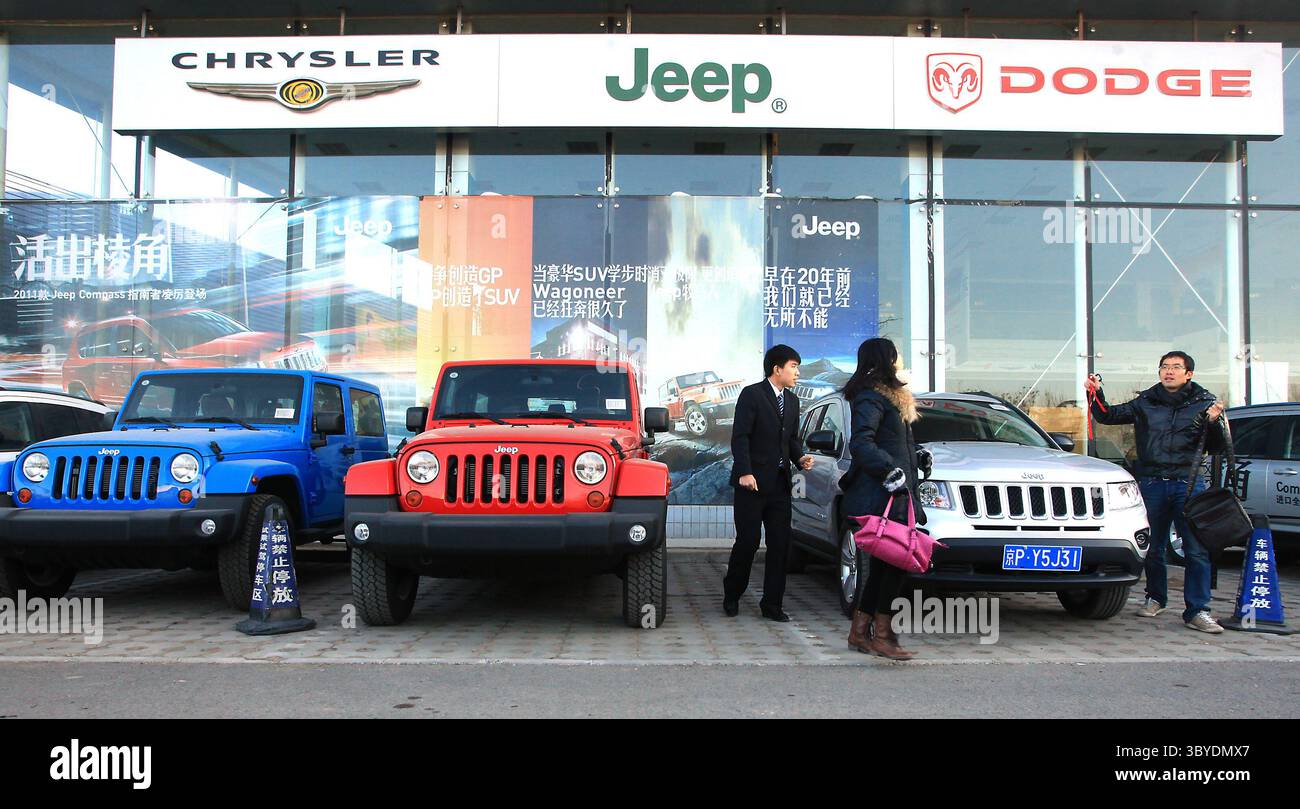 16 décembre 2011, PÉKIN, CHINE : un couple chinois fait un essai routier dans une Jeep américaine chez un concessionnaire à Pékin le 16 décembre 2011. La Chine imposera des droits punitifs allant jusqu'à 22 pour cent sur les grandes voitures et les VUS exportés des États-Unis, a déclaré le ministère chinois du commerce plus tôt cette semaine, le dernier d'une série de différends commerciaux entre les deux plus grandes économies du monde. (Crédit image : © Stephen Shaver/ZUMA Press Wire) Banque D'Images