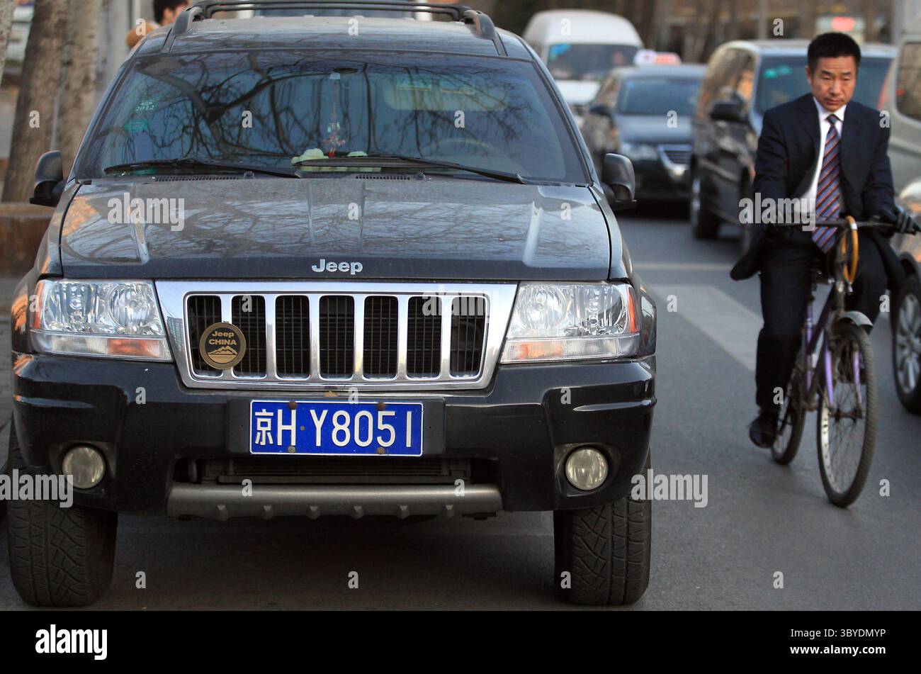 16 décembre 2011, PÉKIN, CHINE : un homme chinois passe devant une Jeep Grand Cherokee américaine garée sur le bord de la route à Pékin le 16 décembre 2011. La Chine imposera des droits punitifs allant jusqu'à 22 pour cent sur les grandes voitures et les VUS exportés des États-Unis, a déclaré le ministère chinois du commerce plus tôt cette semaine, le dernier d'une série de différends commerciaux entre les deux plus grandes économies du monde. (Crédit image : © Stephen Shaver/ZUMA Press Wire) Banque D'Images