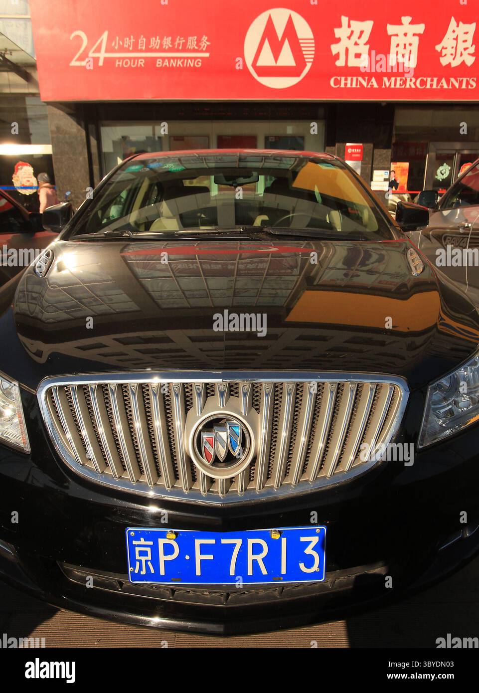 16 décembre 2011, PÉKIN, CHINE : une berline Buick américaine est garée devant une banque chinoise à Pékin le 16 décembre 2011. La Chine imposera des droits punitifs allant jusqu'à 22 pour cent sur les grandes voitures et les VUS exportés des États-Unis, a déclaré le ministère chinois du commerce plus tôt cette semaine, le dernier d'une série de différends commerciaux entre les deux plus grandes économies du monde. (Crédit image : © Stephen Shaver/ZUMA Press Wire) Banque D'Images