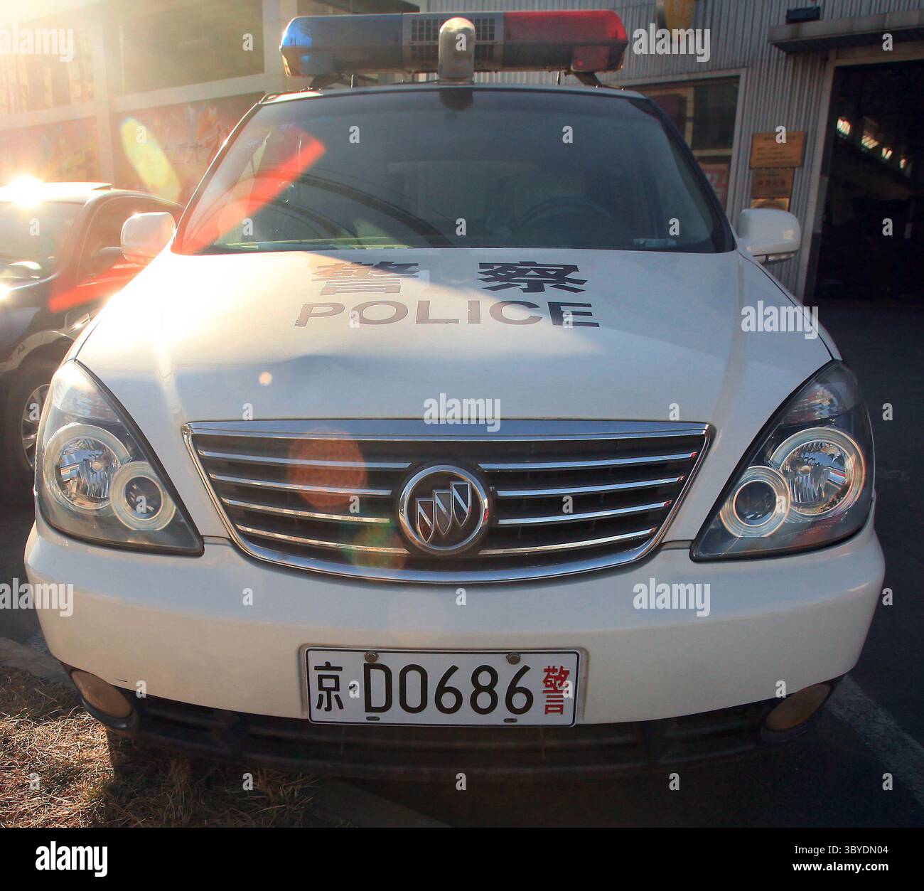 16 décembre 2011, PÉKIN, CHINE : une Buick américaine est utilisée par la police chinoise à Pékin le 16 décembre 2011. La Chine imposera des droits punitifs allant jusqu'à 22 pour cent sur les grandes voitures et les VUS exportés des États-Unis, a déclaré le ministère chinois du commerce plus tôt cette semaine, le dernier d'une série de différends commerciaux entre les deux plus grandes économies du monde. (Crédit image : © Stephen Shaver/ZUMA Press Wire) Banque D'Images