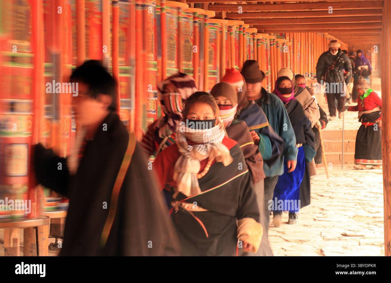 2 février 2012, XIAHE, PROVINCE DU GANSU, CHINE : nomades tibétains, pèlerins et moines tournent des roues à prières colorées autour du monastère de Labrang, le plus grand monastère tibétain en dehors de Lhassa, avant le Festival du Monlam tibétain à Xiahe, province du Gansu sur le plateau tibétain, le 2 février 2012. Des dizaines de milliers de Tibétains célèbrent le nouvel an tibétain en se rendant dans cette ville et son monastère de Labrang, dont la séparation de la région autonome tibétaine offre une certaine protection contre les tentatives des Chinois han de réglementer leur culture. (Crédit image : © Stephen Shaver/ZUM Banque D'Images
