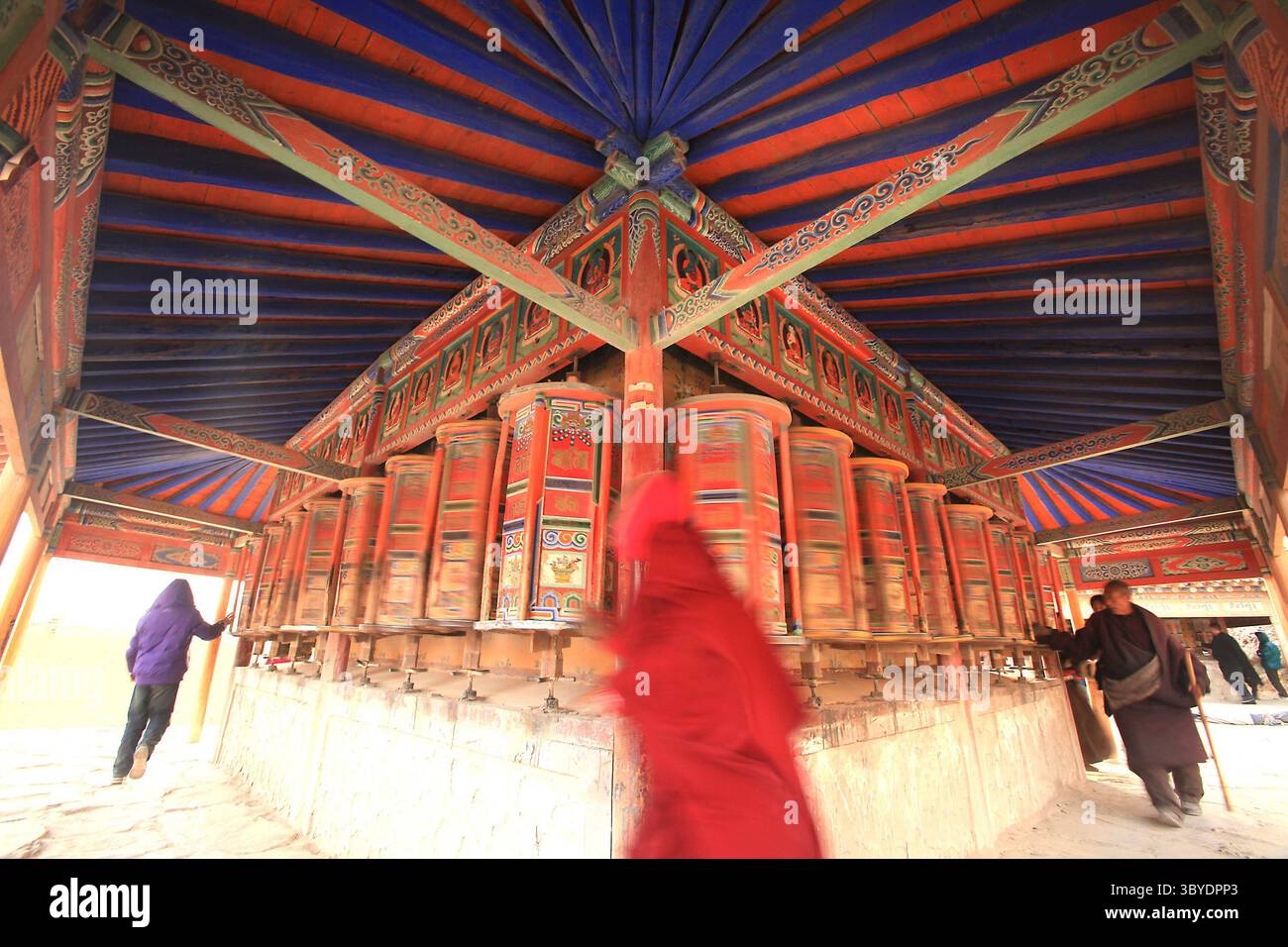 2 février 2012, XIAHE, PROVINCE DU GANSU, CHINE : nomades tibétains, pèlerins et moines tournent des roues à prières colorées autour du monastère de Labrang, le plus grand monastère tibétain en dehors de Lhassa, avant le Festival du Monlam tibétain à Xiahe, province du Gansu sur le plateau tibétain, le 2 février 2012. Des dizaines de milliers de Tibétains célèbrent le nouvel an tibétain en se rendant dans cette ville et son monastère de Labrang, dont la séparation de la région autonome tibétaine offre une certaine protection contre les tentatives des Chinois han de réglementer leur culture. (Crédit image : © Stephen Shaver/ZUM Banque D'Images