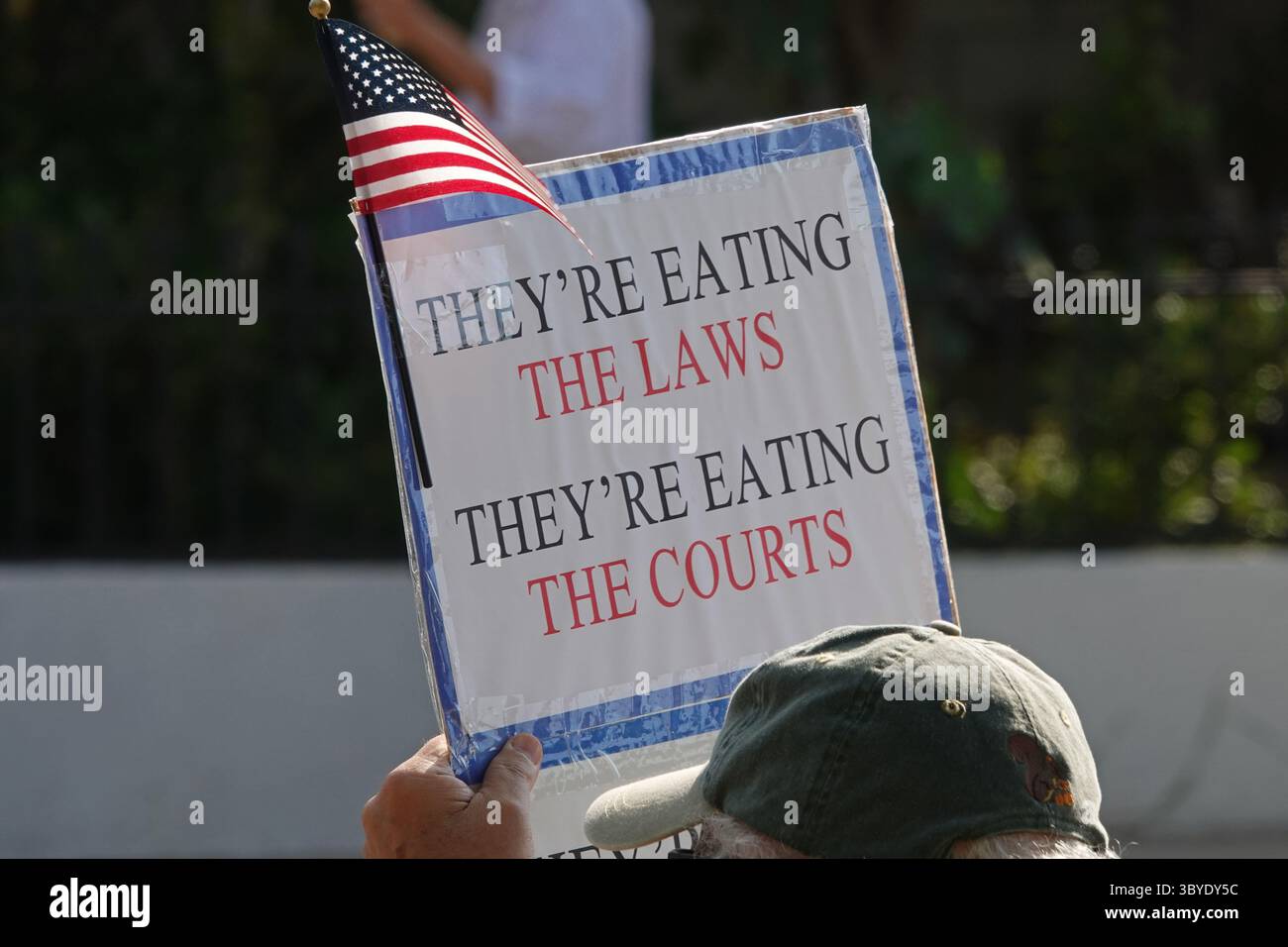 Burbank, Californie, États-Unis - 17 juillet 2025 : une pancarte indique « ILS MANGENT LES LOIS, ILS MANGENT LES TRIBUNAUX » à a Good trouble Lives on Protest. Banque D'Images