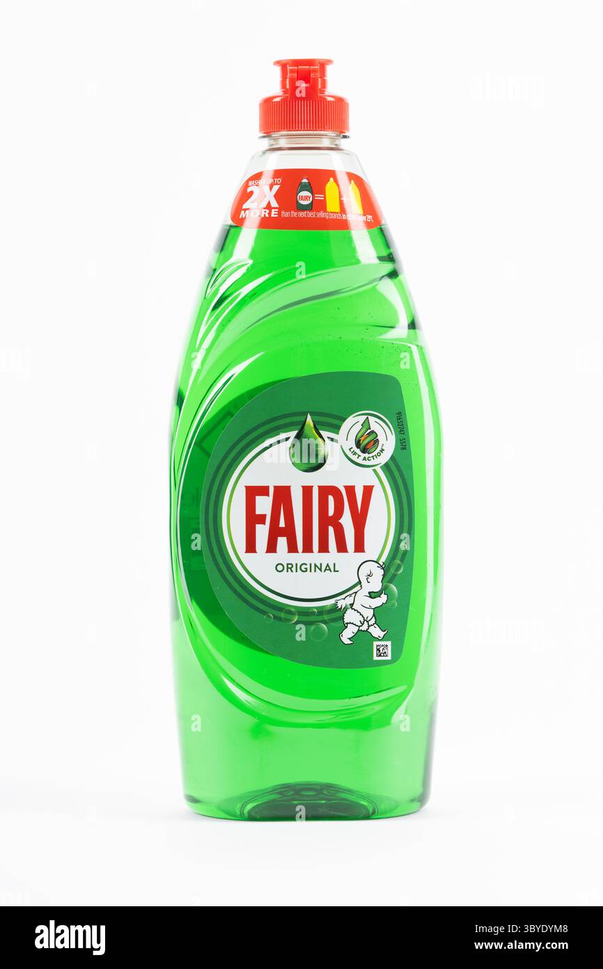 Un cliché studio d'une bouteille de liquide vaisselle Fairy sur fond blanc. Banque D'Images