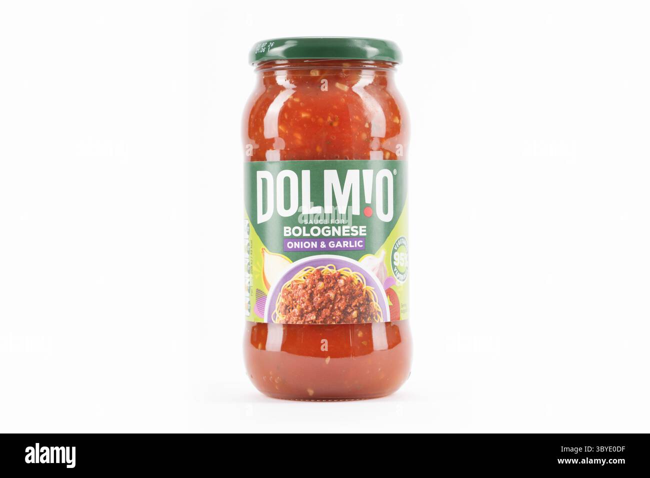 Une photo studio d'un pot de sauce bolognaise Dolmio sur fond blanc. Banque D'Images