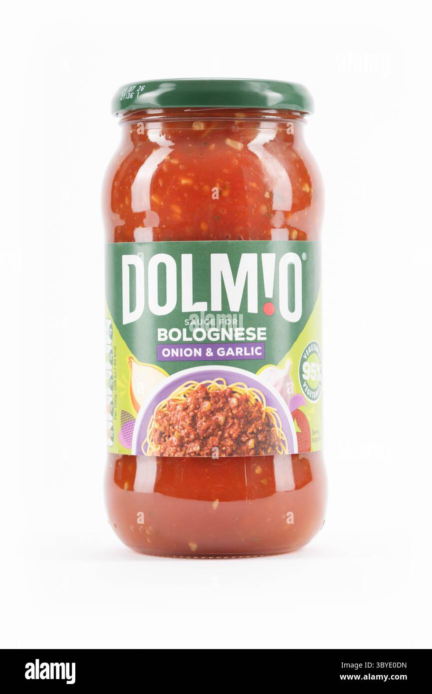 Une photo studio d'un pot de sauce bolognaise Dolmio sur fond blanc. Banque D'Images