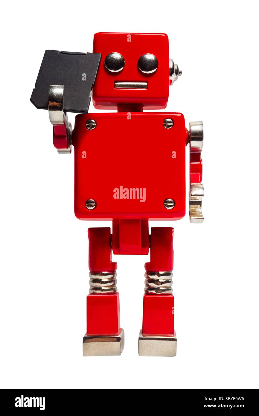Photo isolée du robot jouet rouge tenant la carte sd sur fond blanc. Banque D'Images