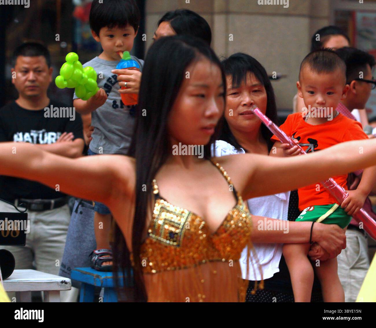 25 juin 2014, PÉKIN, CHINE : une femme chinoise danse le ventre devant un filet de football lors de la fête de la Coupe du monde de trottoir dans le centre-ville de Pékin le 25 juin 2014. La fièvre de la Coupe du monde a balayé la capitale chinoise bien que le pays ne se qualifie pas pour le tournoi. (Crédit image : © Stephen Shaver/ZUMA Press Wire) Banque D'Images