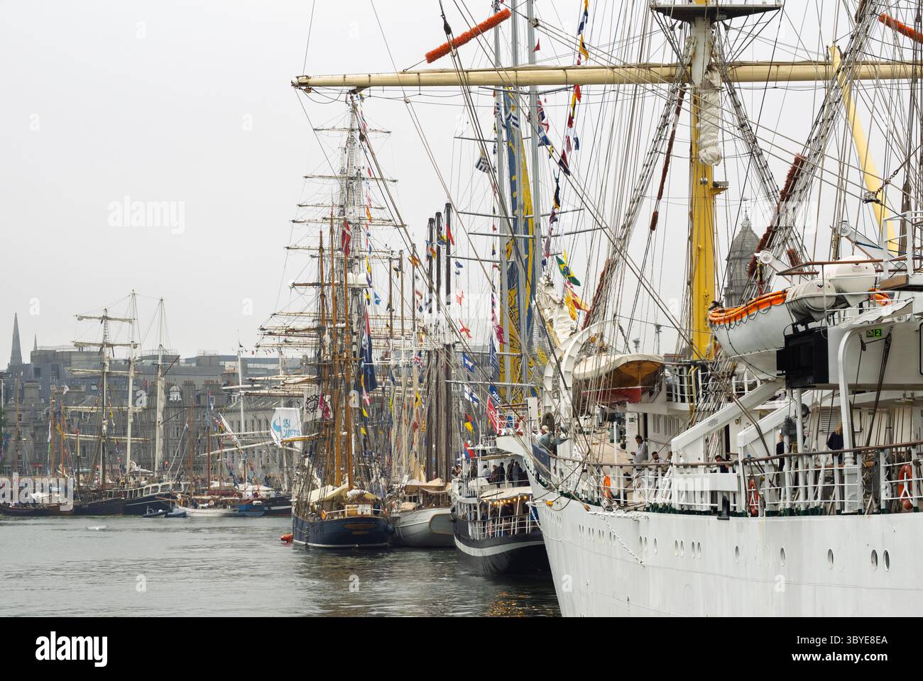 Aberdeen, Écosse - 19 juillet 2025 : les grands voiliers accostent dans le port d'Aberdeen lors des courses de grands voiliers 2025 Banque D'Images