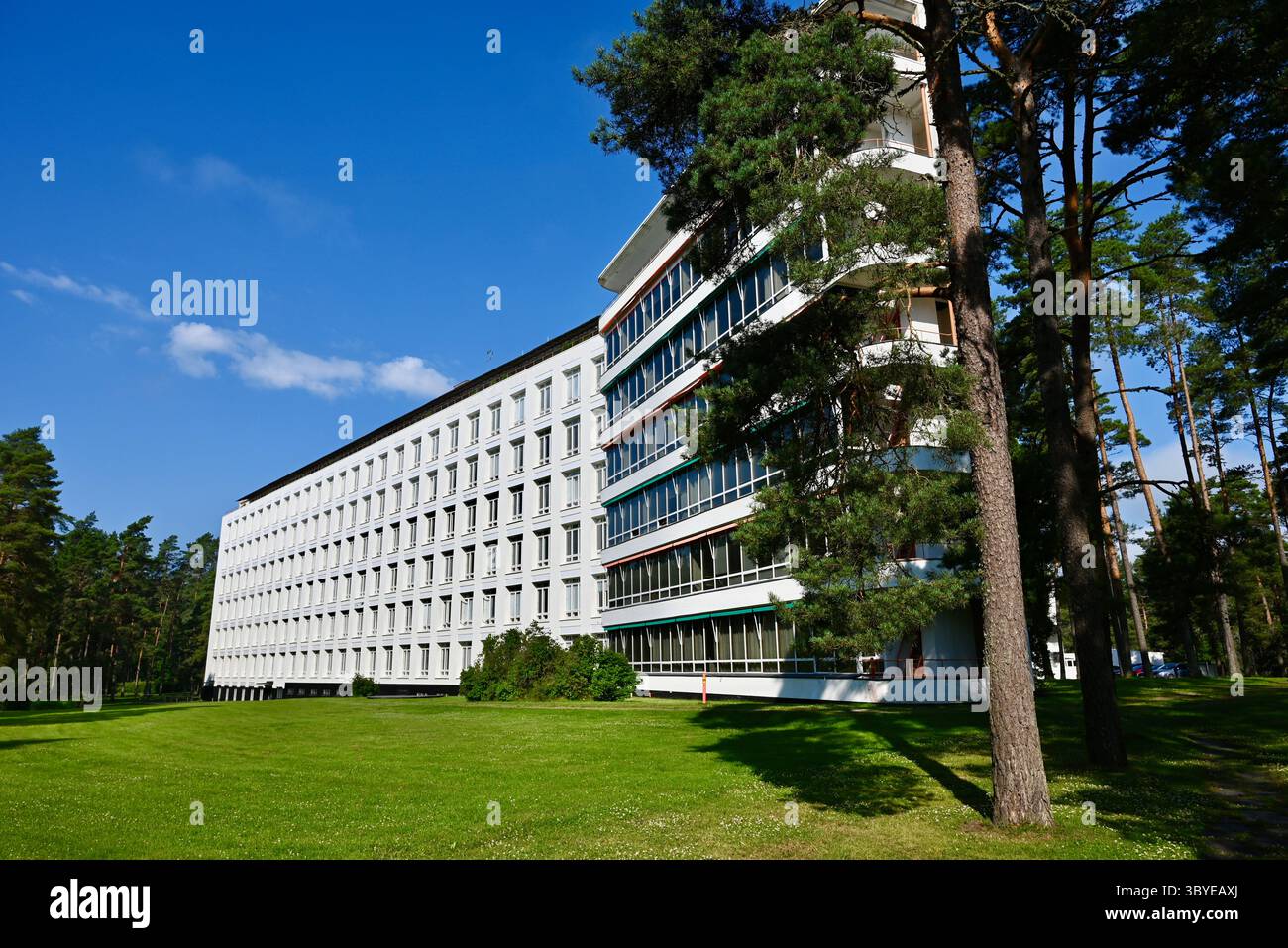Le sanatorium de Paimio est un ancien sanatorium antituberculeux de Paimio, dans le sud-ouest de la Finlande, conçu par l'architecte finlandais Alvar Aalto. Aalto a reçu la commission de conception après avoir remporté le concours d'architecture pour le projet qui s'est tenu en 1929. Entouré de forêts avec des sentiers pédestres initialement conçus pour aider à la récupération, mais maintenant pour les visiteurs et les invités de séjour Banque D'Images
