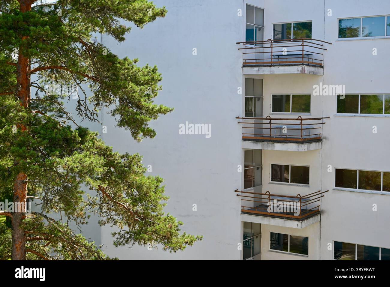 Le sanatorium de Paimio est un ancien sanatorium antituberculeux de Paimio, dans le sud-ouest de la Finlande, conçu par l'architecte finlandais Alvar Aalto. Aalto a reçu la commission de conception après avoir remporté le concours d'architecture pour le projet qui s'est tenu en 1929. Entouré de forêts avec des sentiers pédestres initialement conçus pour aider à la récupération, mais maintenant pour les visiteurs et les invités de séjour Banque D'Images