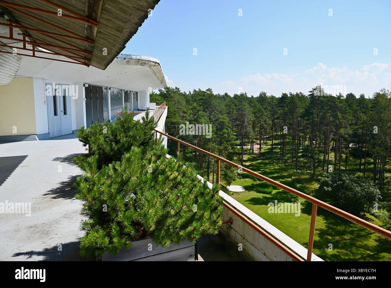Le sanatorium de Paimio est un ancien sanatorium antituberculeux de Paimio, dans le sud-ouest de la Finlande, conçu par l'architecte finlandais Alvar Aalto. Aalto a reçu la commission de conception après avoir remporté le concours d'architecture pour le projet qui s'est tenu en 1929. Entouré de forêts avec des sentiers pédestres initialement conçus pour aider à la récupération, mais maintenant pour les visiteurs et les invités de séjour Banque D'Images