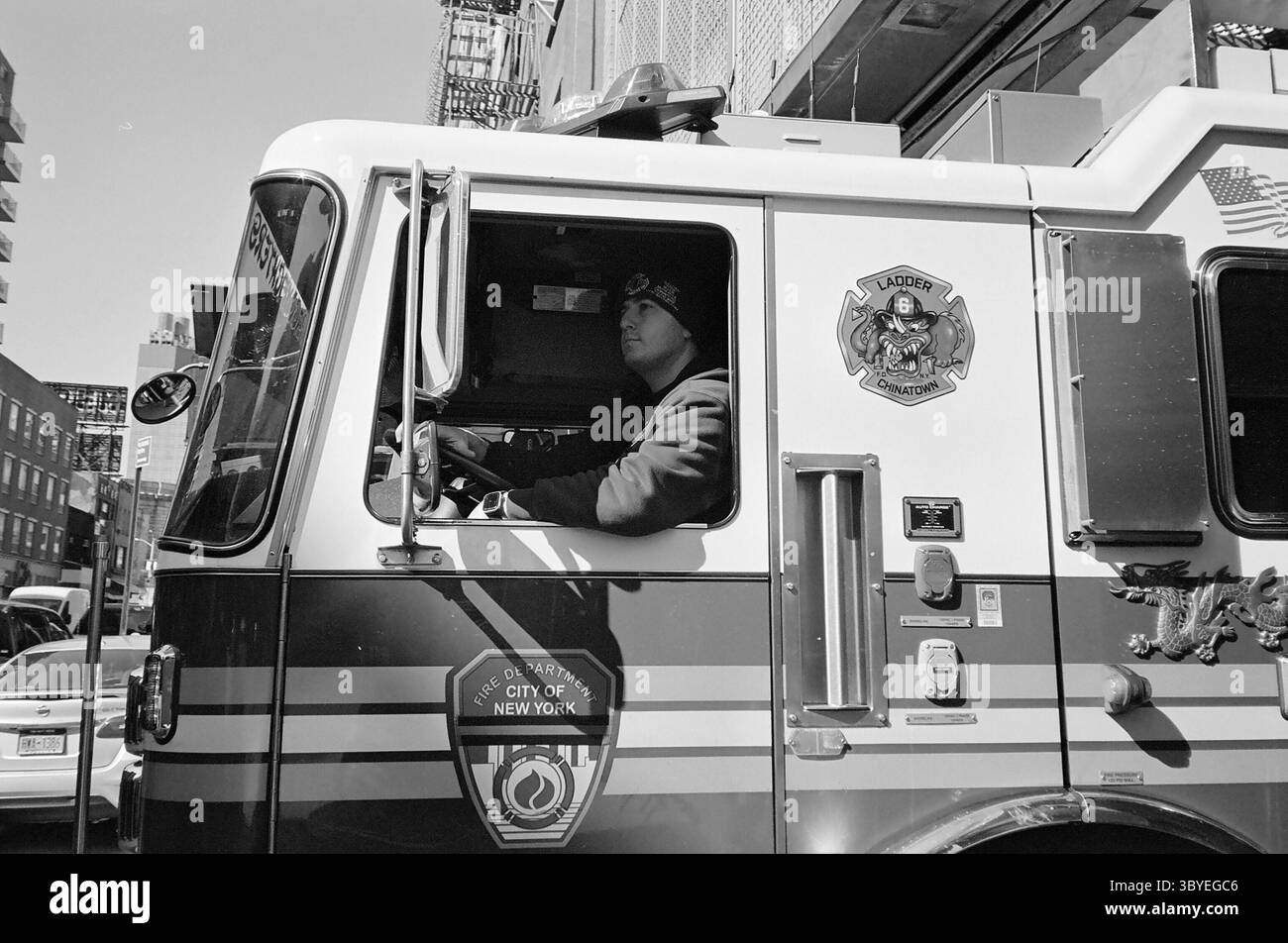 6 mars 2022, New York, NY, USA : FDNY Chinatown Dragon Fighters. (Crédit image : © John Marshall Mantel/ZUMA Press Wire) Banque D'Images
