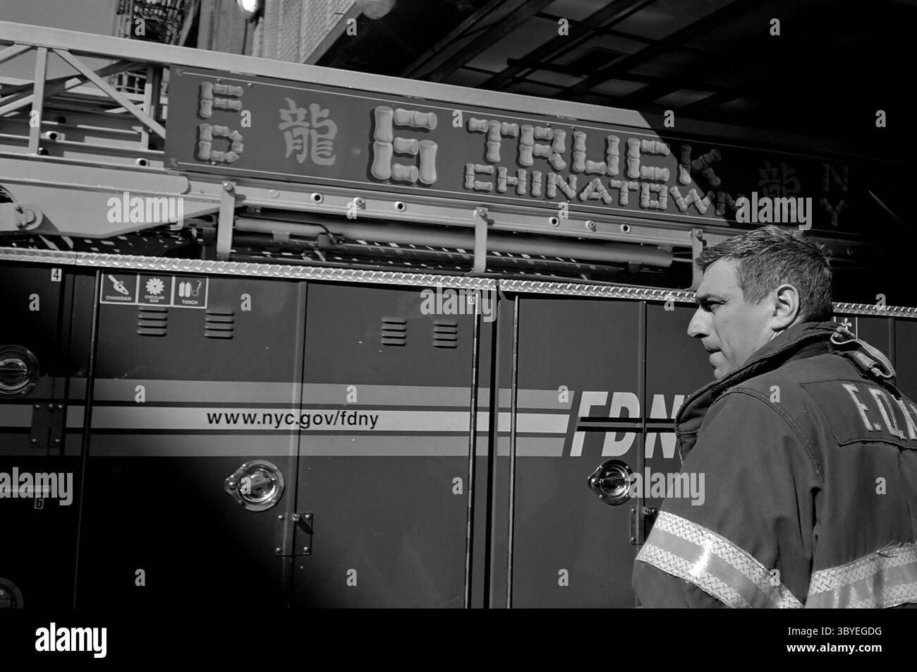 6 mars 2022, New York, NY, USA : FDNY Chinatown Dragon Fighters. (Crédit image : © John Marshall Mantel/ZUMA Press Wire) Banque D'Images