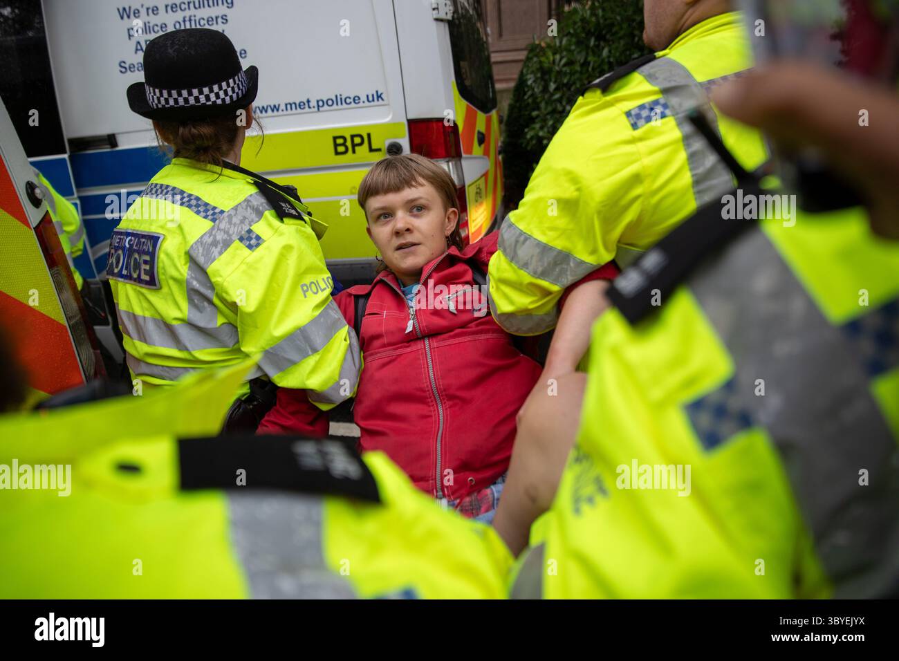 Londres, Royaume-Uni. 19 juillet 2025. La police métropolitaine arrête un partisan de l'action palestinienne pendant le rassemblement. Pendant une troisième semaine, les partisans de l'action palestinienne risquent d'être arrêtés en brandissant des pancartes de soutien à l'organisation terroriste désormais prescrite. À 1200 le samedi 19 juillet 2025, des activistes ont tendu des pancartes en faveur du groupe terroriste. La police est entrée et a arrêté 50 personnes. Crédit : SOPA images Limited/Alamy Live News Banque D'Images