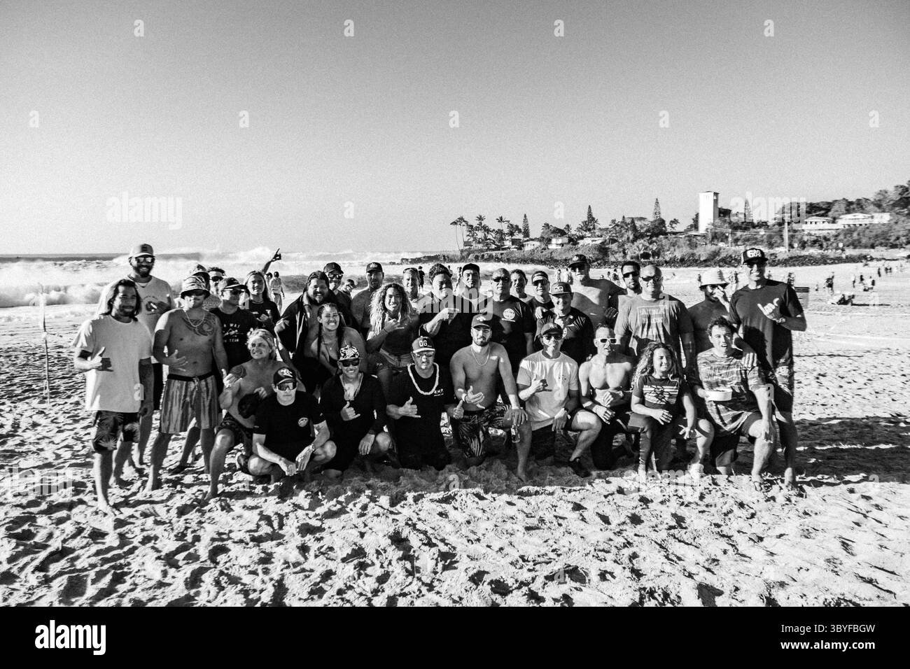 22 janvier 2023, North Shore, Hawaï, États-Unis : les surfeurs de Big Wave se réunissent pour une photo de famille lors de l'Eddie Big Wave Invitational à Waimea Bay. (Crédit image : © Michael Ito/Eddie Aikau Foundation) Banque D'Images