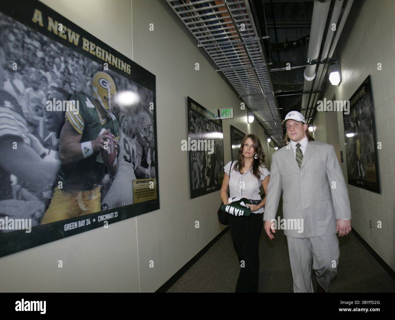 27 avril 2006 - États-Unis - A. J. Hawk, linebacker de l'Ohio State, a été choisi au premier tour par les Packers de Green Bay, cinquième au total de la draft de la NFL, marche avec sa fiancée Laura Quinn, à Green Bay, Wisconsin, samedi 29 avril, 2006. (Karen Sherlock/Milwaukee Journal Sentinel/KRT) (image de crédit : © Karen Sherlock/Milwaukee Journal Sentinel via ZUMA Press Wire) Banque D'Images