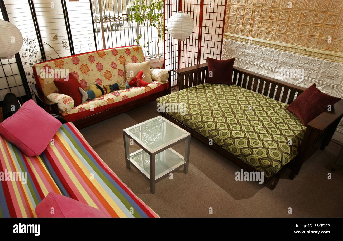 12 juillet 2006 - É.-U. - Une grande variété de couleurs et de styles de futons sont disponibles chez Brady fabriqués futons, allant d'un cadre basique en métal noir, à gauche, à un futon en strate, à droite avec une finition acajou riche foncé. (Crédit image : © Rick Wood/Milwaukee Journal Sentinel via ZUMA Press Wire) Banque D'Images