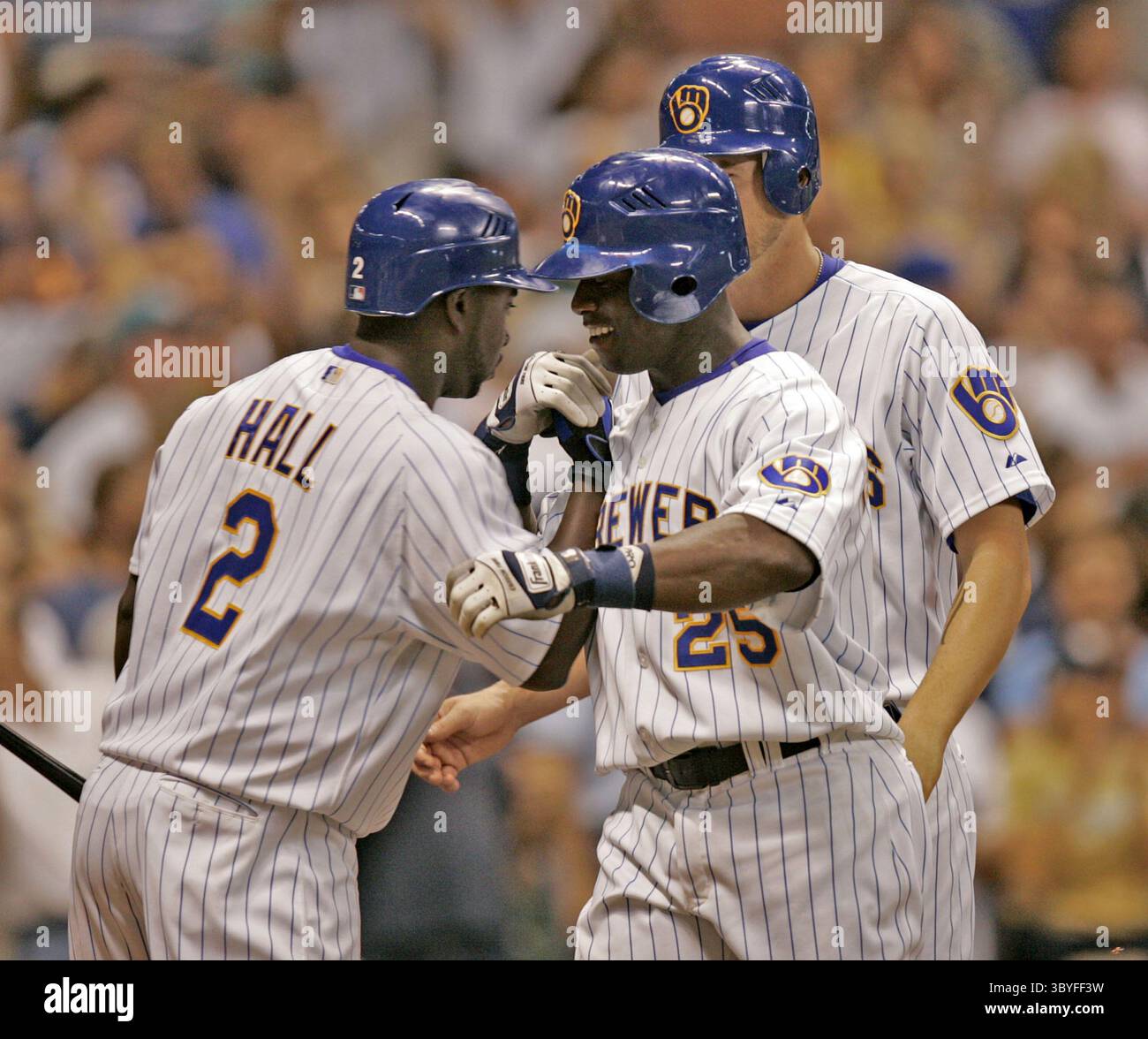 22 août 2008 - les brasseurs de Milwaukee Bill Hall accueillent Mike Cameron (25 ans) qui a frappé un circuit à domicile sur un ballon de mouche sur le terrain droit contre les Pirates de Pittsburgh lors de la septième manche au Miller Park à Milwaukee, Wisconsin, vendredi 22 août 2008. (Crédit image : © Karen Sherlock/Milwaukee Journal Sentinel via ZUMA Press Wire) Banque D'Images