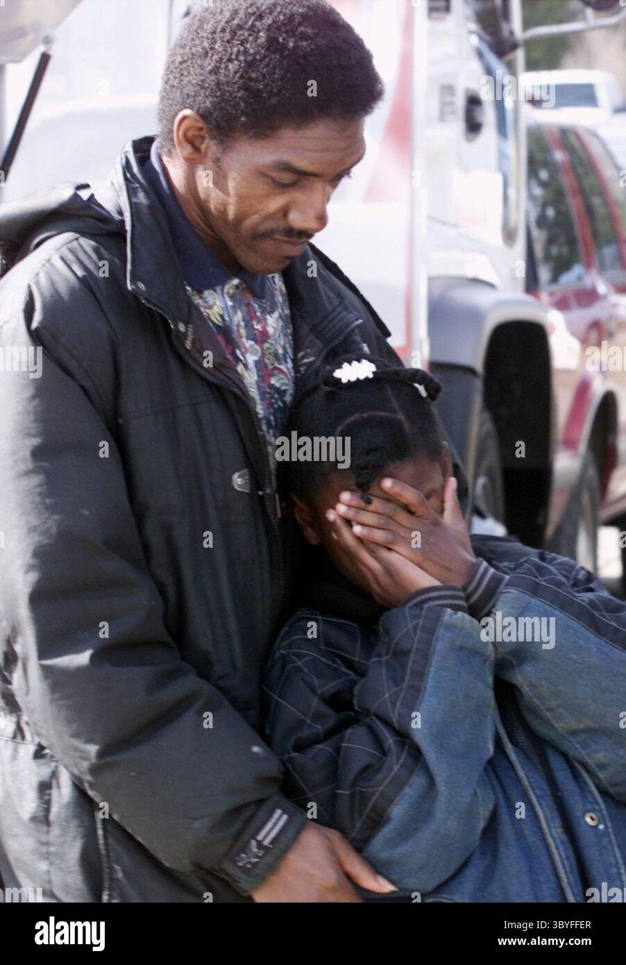 Feb 29, 2000 - États-Unis - KRT US NEWS STORY SLUGGED : SCHOOLSHOOTING KRT PHOTOGRAPHIE PAR RICHARD LEE/DETROIT PRESSE LIBRE (KRT137) MOUNT MORRIS TOWNSHIP, MICHIGAN février 29 - Tommy Davis tient sa fille Margarett, 10 ans, à l'extérieur de l'école primaire Buell dans Mount Morris Township, Michigan, au nord de Flint, Michigan, mardi, 29 février 2000. Un garçon de six ans a tiré et tué un autre élève de première année pendant la classe mardi. (KRT) PL KD BL 2000 (Vert) (lde) (image crédit : © Detroit Free Press via ZUMA Press Wire) Banque D'Images